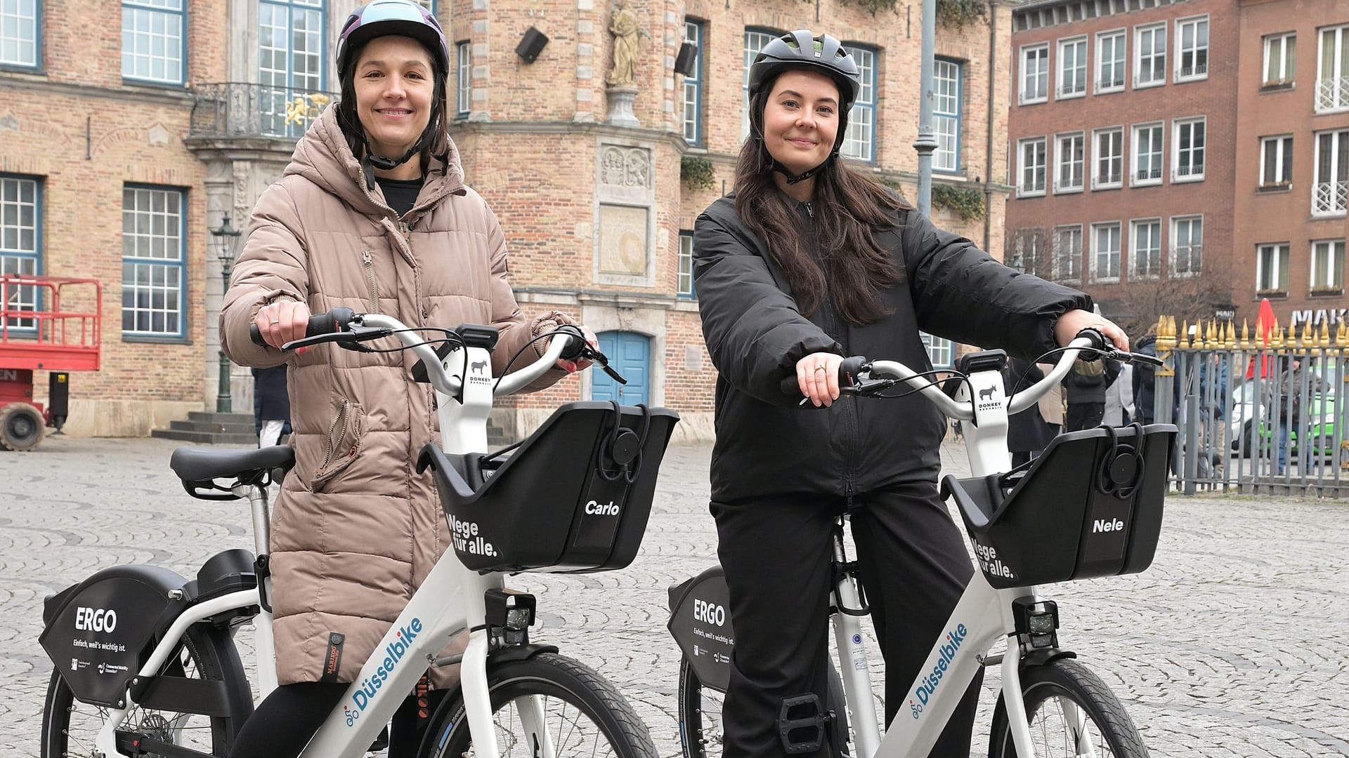 Probefahrt auf den ersten Stadträdern: Im Juli gehen die "Düsselbikes" an den Start. Probefahrt auf den ersten Stadträdern: Im Juli gehen die "Düsselbikes" an den Start.