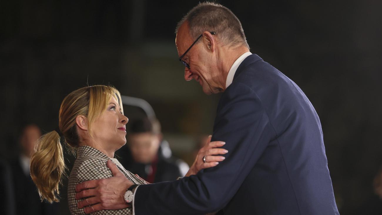 Deutschland und Italien: Merz mit zehn Ministern zu Gesprächen mit Meloni in Rom eingetroffen