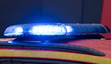 Einsatz in Köln: Frachtschiff nach Leck am Bug am Rheinufer auf Grund gesetzt