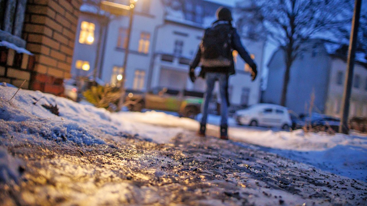Warnung vor Glatteis in Berlin und Brandenburg: Tief "Leonie" bringt Frost und Niederschläge - rbb24.de