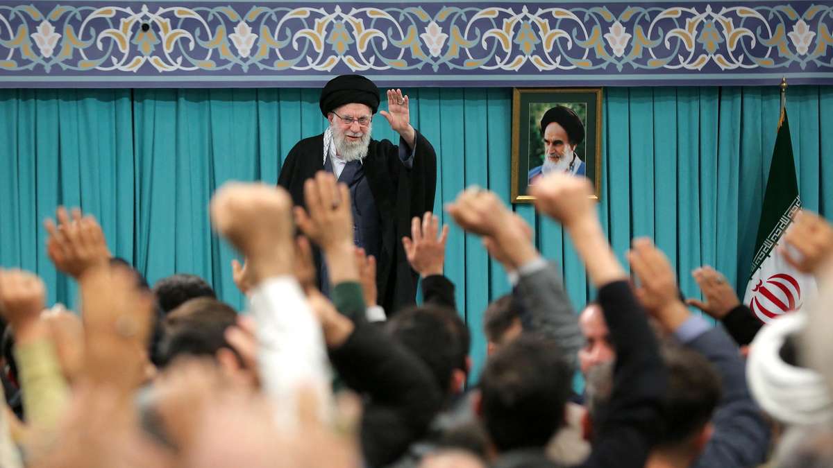 Trump schickt Kriegsschiffe „in Richtung Iran“: Khamenei flüchtet in Bunker