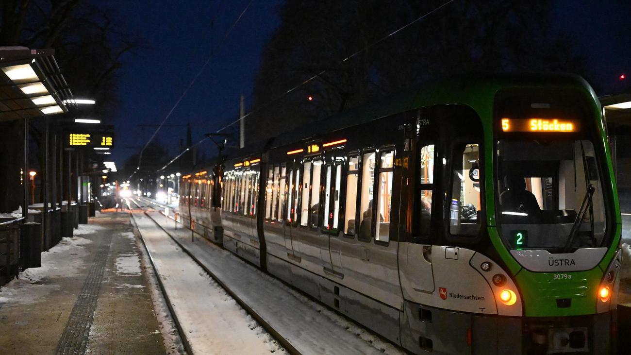 Einschränkungen in Hannover: Straßenbahn aus Gleis gesprungen - keine Verletzten