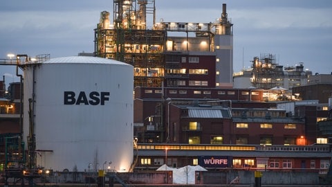 Ein Teil einer Fabrikanlage der BASF in der Dämmerung. (Foto: dpa Bildfunk, Picture Alliance) Ein Teil einer Fabrikanlage der BASF in der Dämmerung.