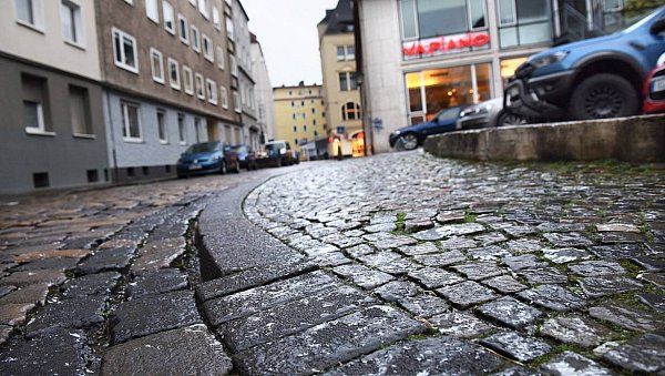 Durch überfrierende Nässe oder gefrierenden Regen bei eiskalten Böden kann in Bielefeld blitzartig Glatteis entstehen. - © Barbara Franke