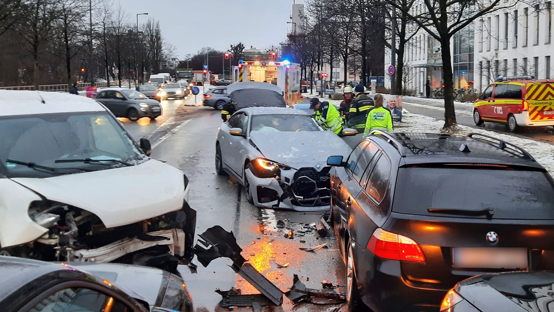 Mehrere demolierte Fahrzeuge am Petuelring in München: Ein 94-jähriger Fahrer verlor die Kontrolle über seinen Hybrid-BMW – die Feuerwehr sicherte das Hochvolt-System. Mehrere demolierte Fahrzeuge am Petuelring in München: Ein 94-jähriger Fahrer verlor die Kontrolle über seinen Hybrid-BMW – die Feuerwehr sicherte das Hochvolt-System.
