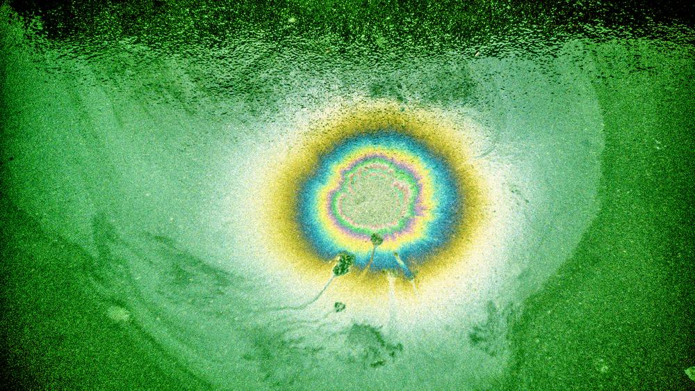 Fatih Birol: So schön die Farben dieses Ölflecks auch sind: Dem Klima wäre am meisten geholfen, wenn Öl nicht ans Tageslicht gerät.