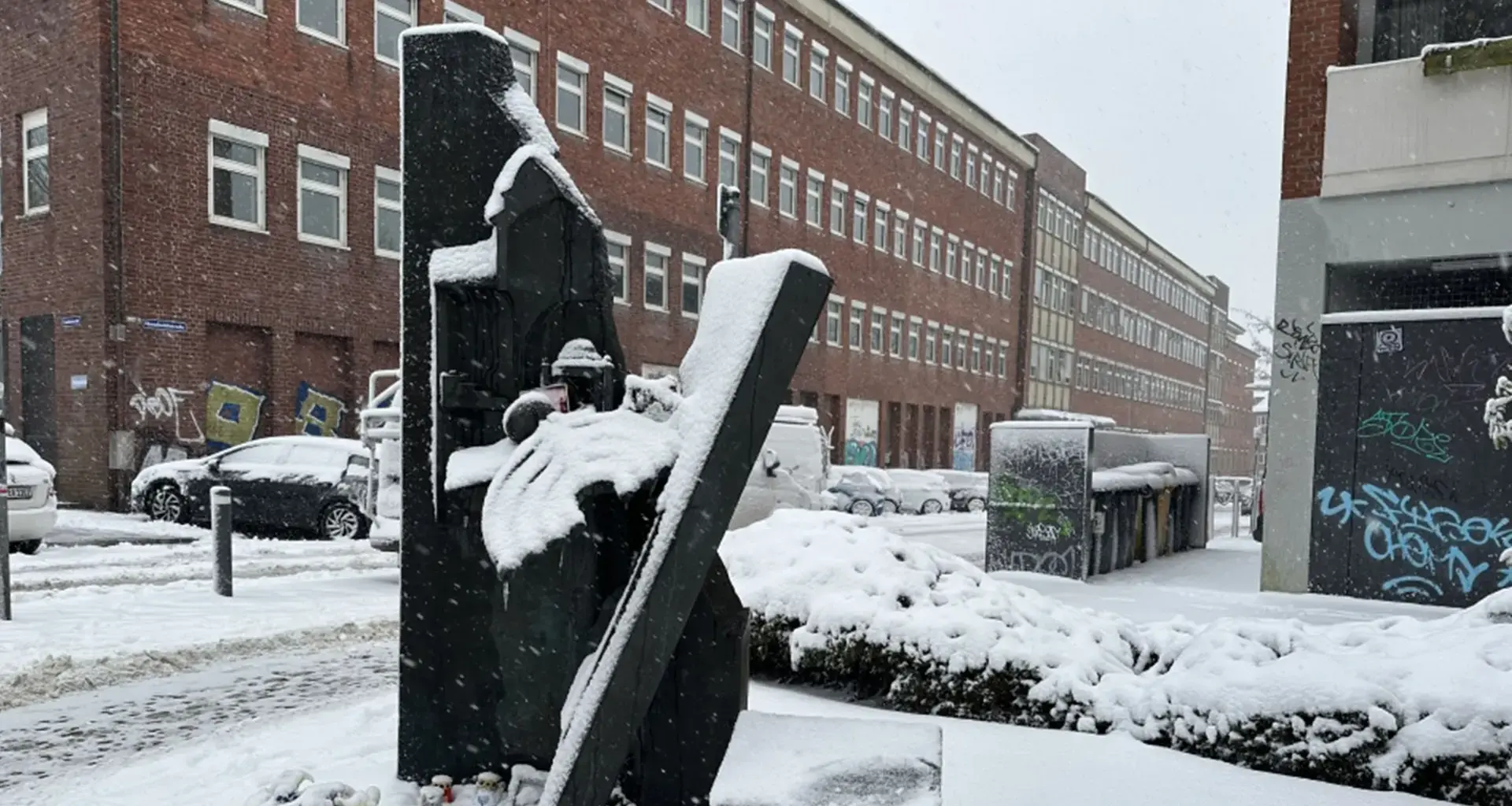 Vandalismus vor Mahnmal in Kiel: Scharfe Kritik aus der Landespolitik