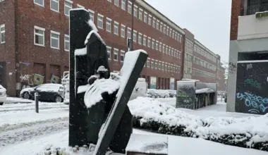 Vandalismus vor Mahnmal in Kiel: Scharfe Kritik aus der Landespolitik