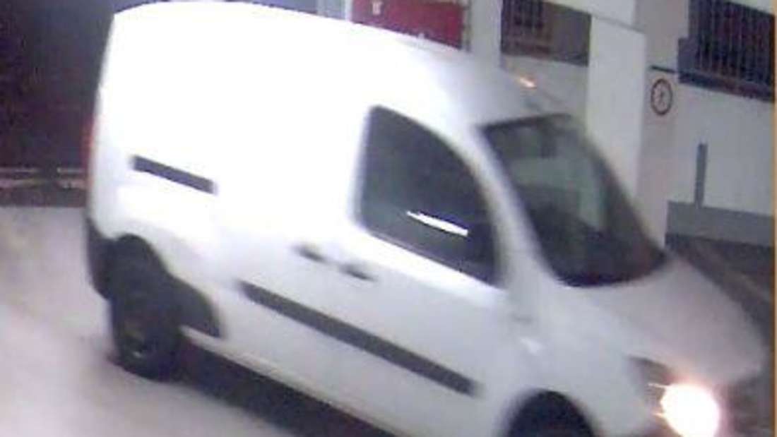 Nach dem spektakulären Einbruch in eine Sparkasse in Gelsenkirchen sucht die Polizei mit Fotos nach den Tätern.