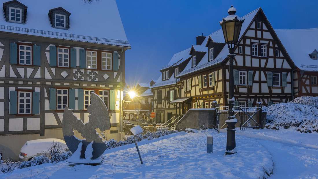 26.01.2026, Hessen, Oberursel Im Taunus: Tief verschneit sind die Fachwerkhäuser im Taunus. Starker Schneefall und Eisregen sind am Morgen über weite Teile Deutschlands hinweggezogen. Foto: Helmut Fricke/dpa +++ dpa-Bildfunk +++