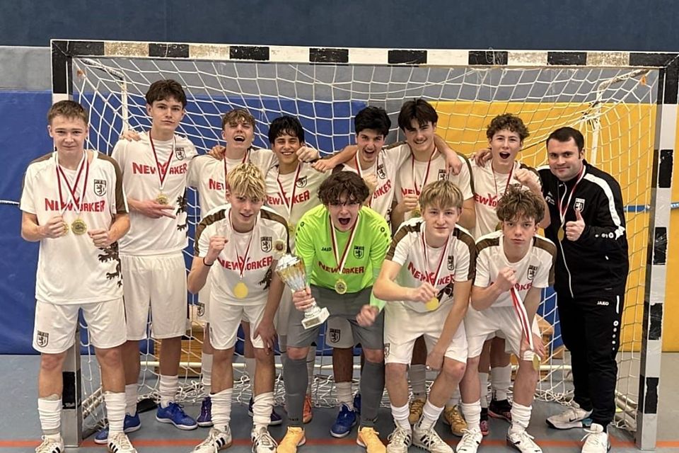 Hintere Reihe (v. l.): Samu, Lenny, Jeremy, Daniel, Aeoan, Philipp, Malte, Lennard (Coach) Vordere Reihe (v. l.): Luca, Marcel, Finn, Karl