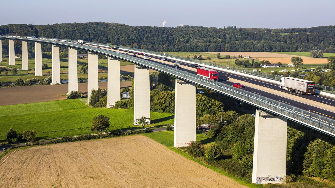Nordrhein-Westfalen: Schaden an Ruhrtalbrücke: A52 Richtung Essen ab sofort gesperrt