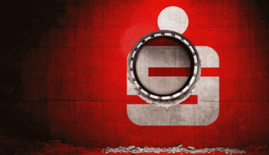 Bankraub: Eine Animation einer Wand mit einem Sparkassen-Logo, bei dem sich ein Bohrer durch die Wand bohrt