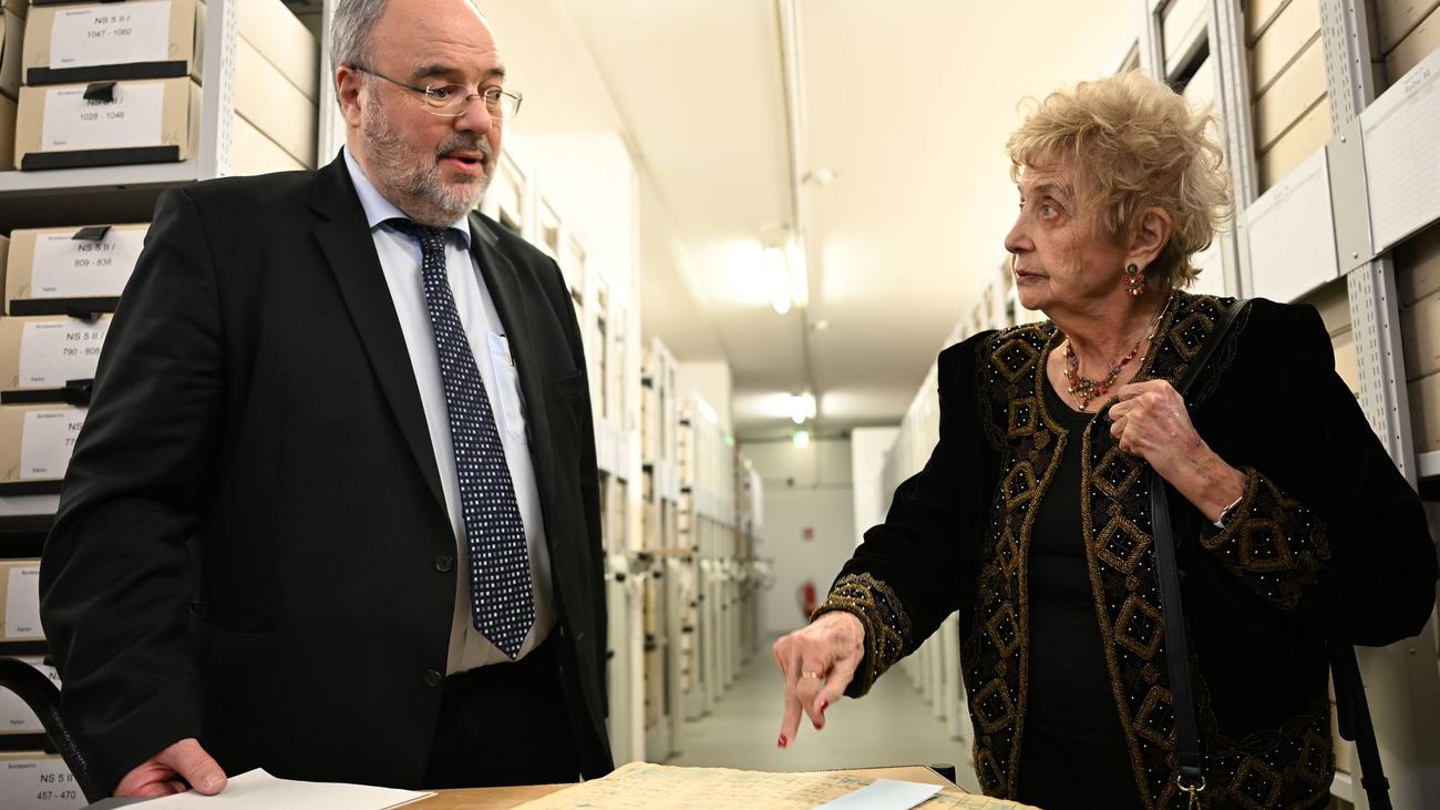 Holocaust-Gedenktag: Tova Friedman besucht vor Bundestagsrede Archiv in Berlin