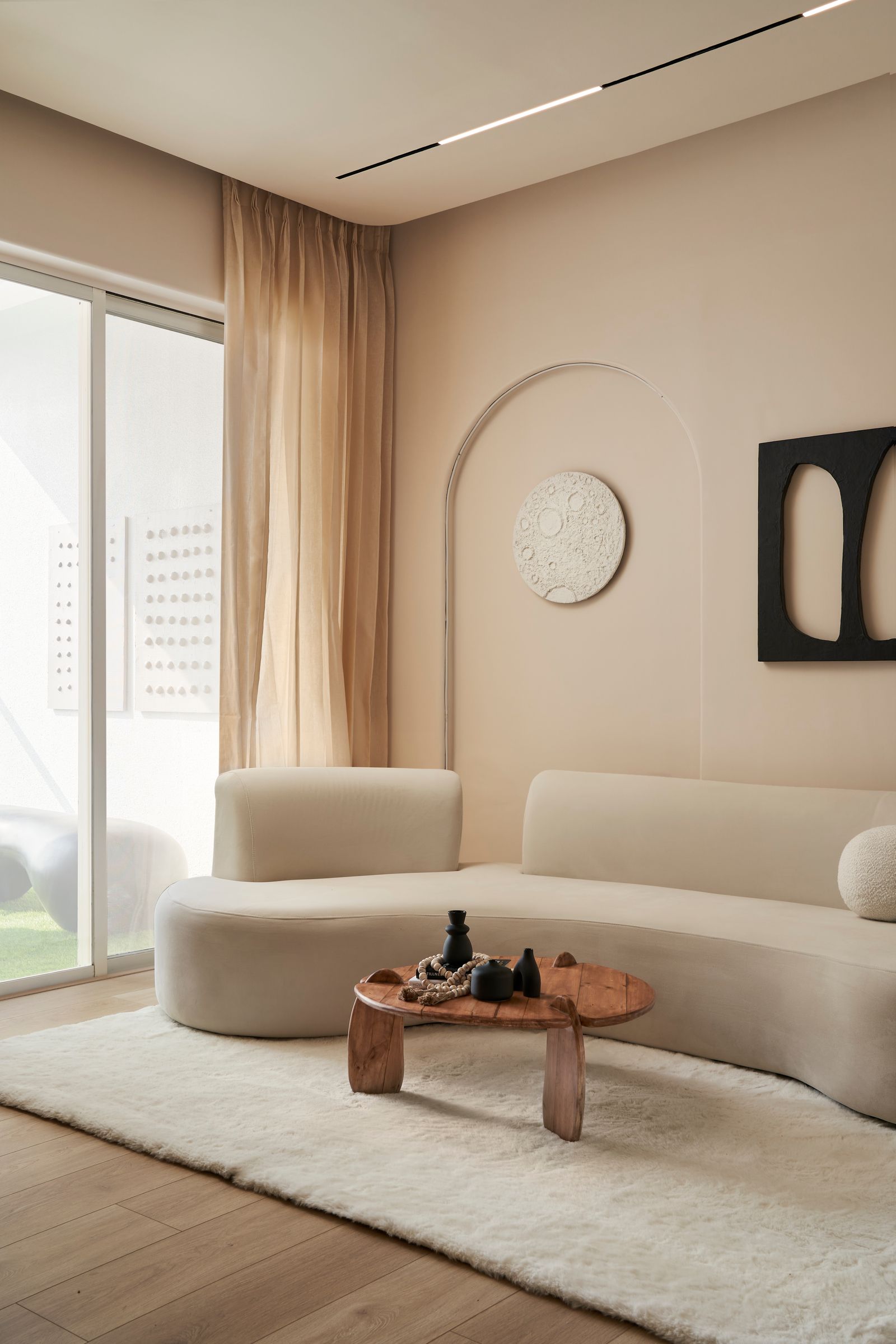 Small Space Divya Panwar Wohnzimmer Sofa transparente Vorhänge