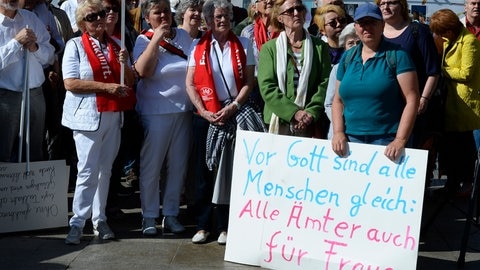 Unterstützer der Protestbewegung "Maria 2.0" stehen mit Schildern vor einer Kirche. (Foto: dpa Bildfunk, picture alliance/dpa | Roberto Pfeil) Unterstützer der Protestbewegung "Maria 2.0" stehen mit Schildern vor einer Kirche.