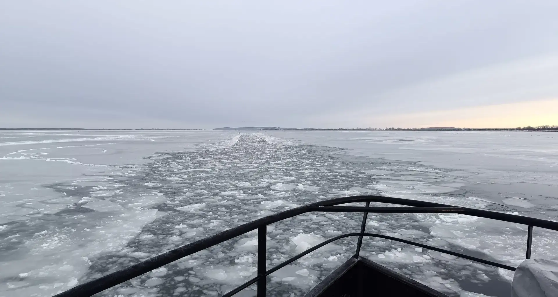 Hiddensee eingeschlossen: Eisbrecher darf nun doch Passagiere befördern