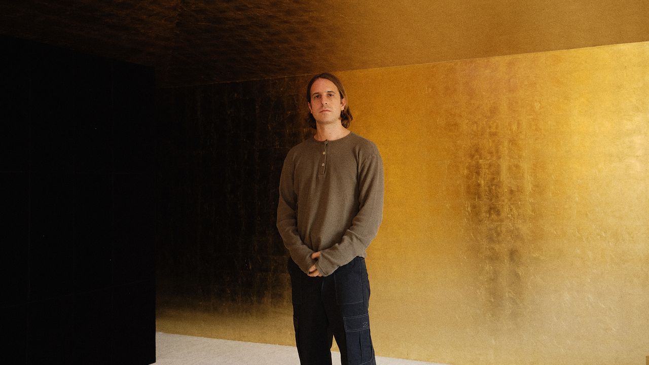 So verwandelte ein Künstler in Madrid einen kühlen Neubau in ein goldglänzendes Refugium