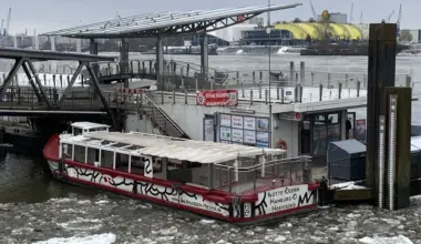 Eisiger Winter macht Hamburger Schiffsverkehr Probleme
