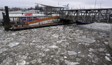 Was machen die Eisschollen auf der Elbe mit der Schifffahrt?