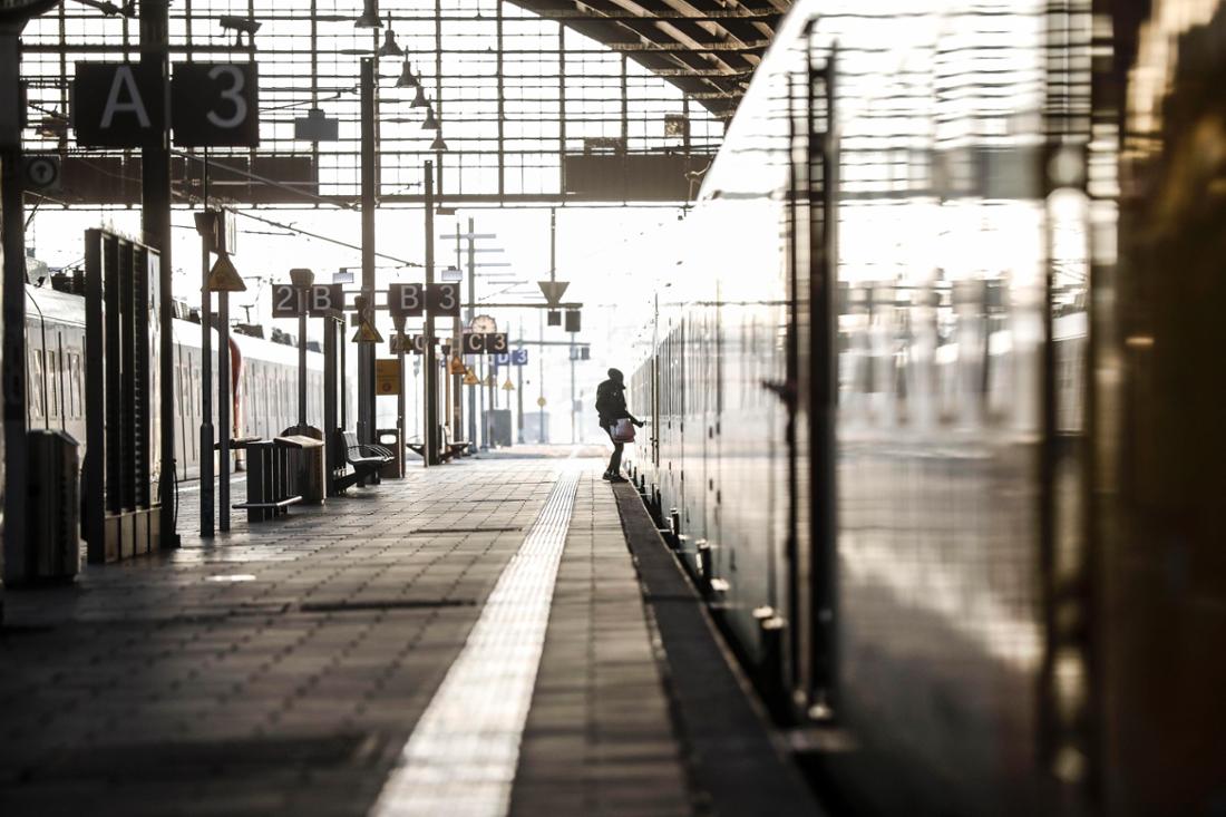 Ein Fahrgast steigt am Wiesbadener Hauptbahnhof in einen Zug.
