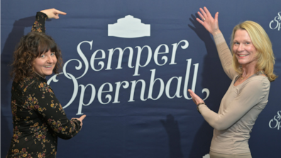 Jana Mundus und Nadja Laske präsentieren den Newsletter "Ballgeflüster"