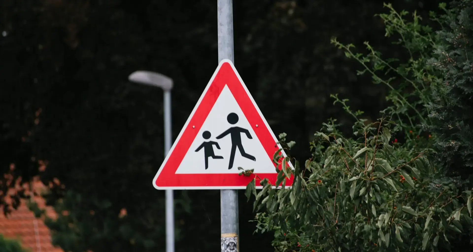 "Huckepack-Trick"? Senior nähert sich Kindern - Stadt warnt