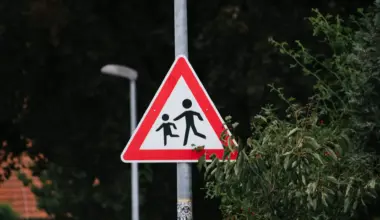 "Huckepack-Trick"? Senior nähert sich Kindern - Stadt warnt