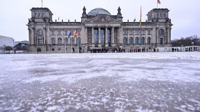 Wetter: Glatteis bleibt auch am Wochenende ein Thema in Berlin. (Symbolbild)