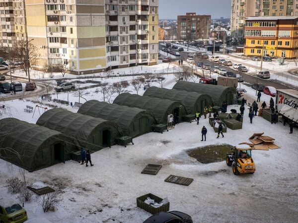 In diesen Zelten sollen sich Kiewer aufwärmen, deren Häuser ohne Heizung sind. 