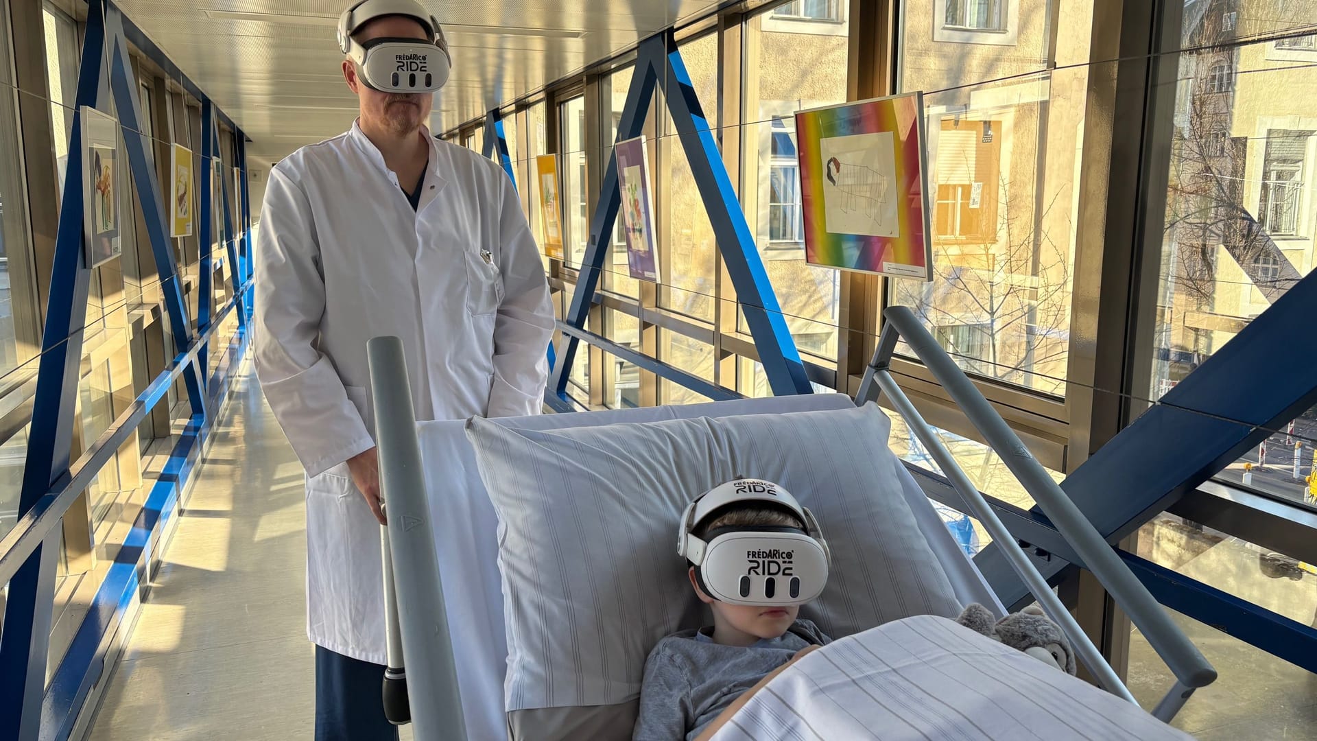 Der kleine Alex trägt auf dem Weg in den OP eine Brille, die ihn in eine andere Welt entführt und die Klinik kindgerechter macht: Oberarzt Jan Gödeke testet die Brille gemeinsam mit ihm.