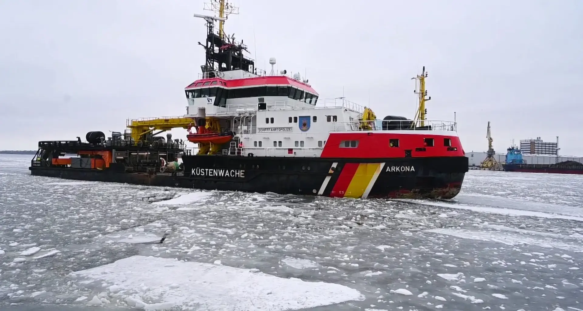 Dauerfrost: Eisbrecher "Arkona" räumt Küstengewässer frei