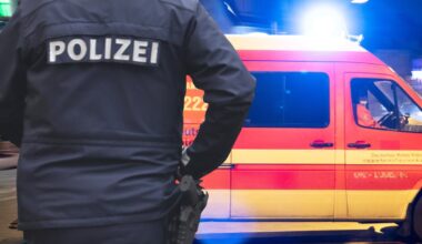 Rettungswagen auf Blaulicht-Fahrt und Mercedes krachen zusammen: Drei Verletzte