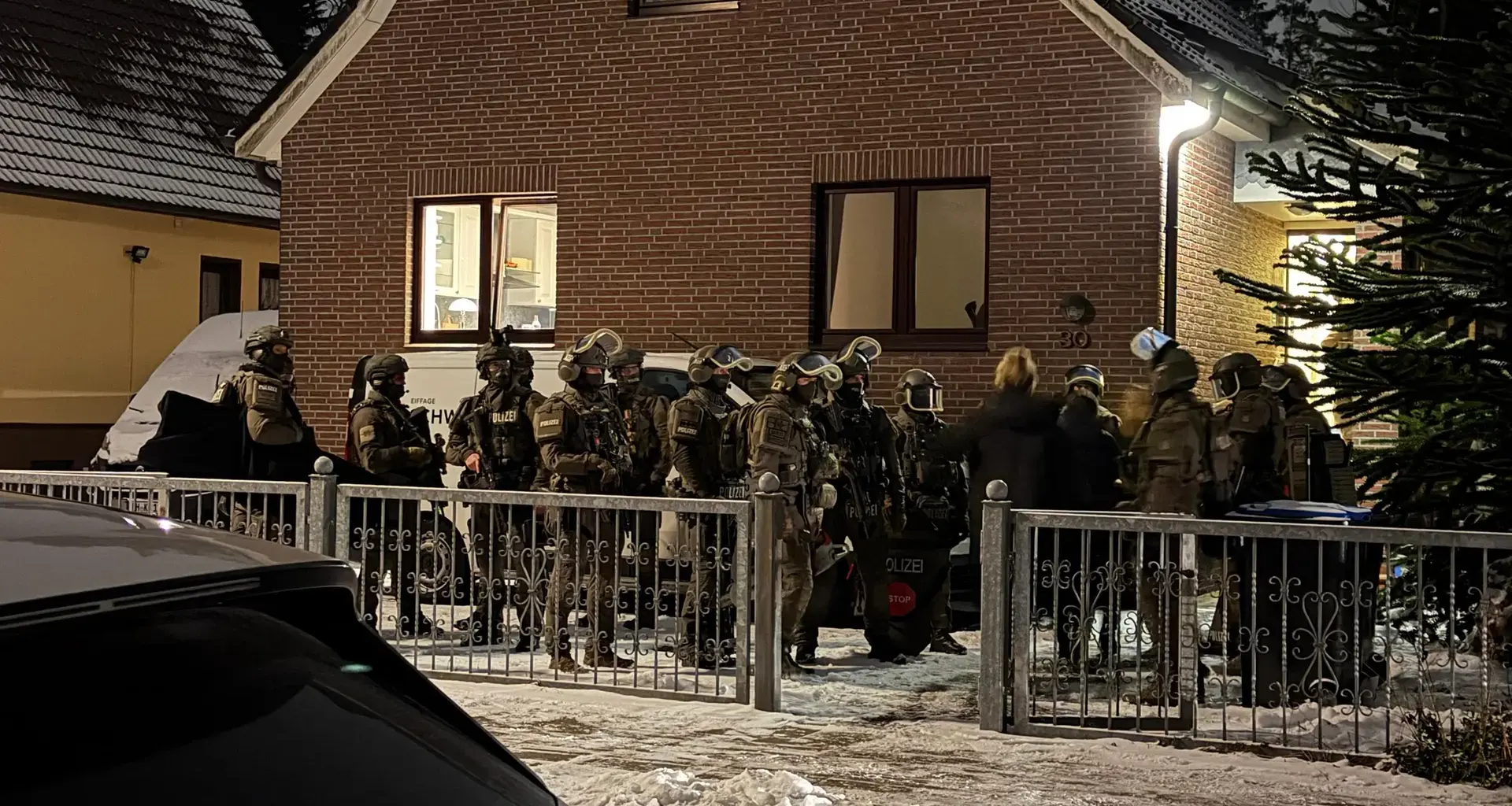 SEK überwältigt mutmaßlichen Waffenhändler: Durchsuchung in Tonndorf