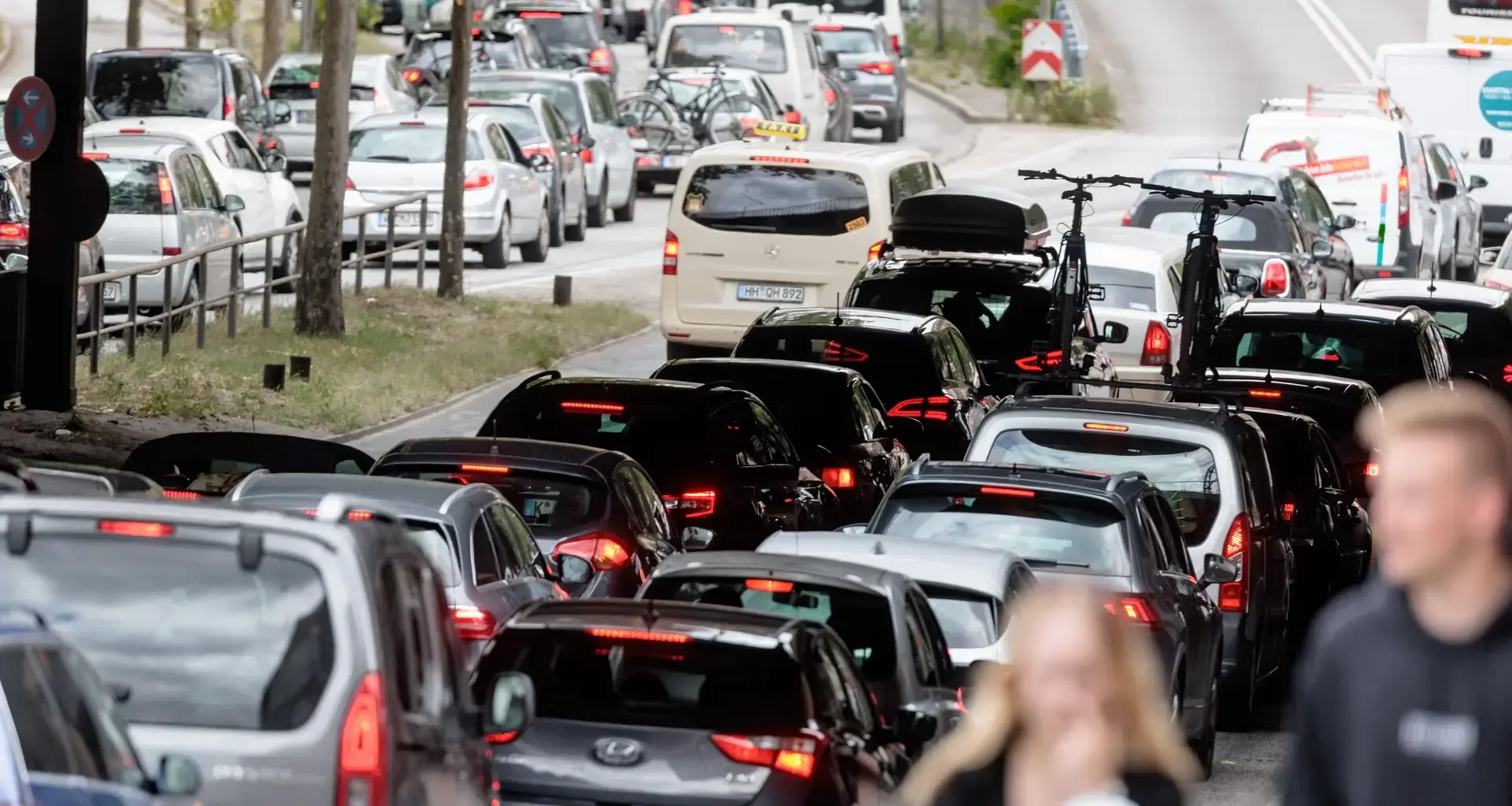 Protestaktionen, ADFC-Demo und HSV-Spiel: Viel Verkehr in Hamburg erwartet