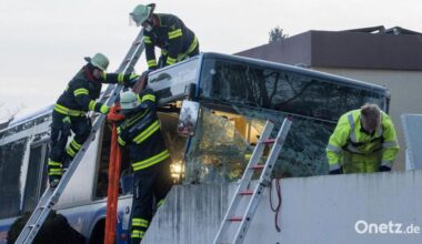 Bus kracht gegen Mauer – 13-jähriges Mädchen stirbt