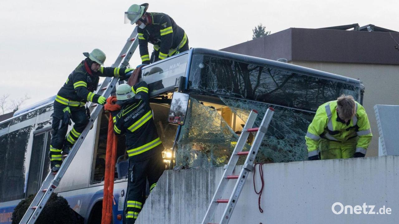 Bus kracht gegen Mauer – 13-jähriges Mädchen stirbt