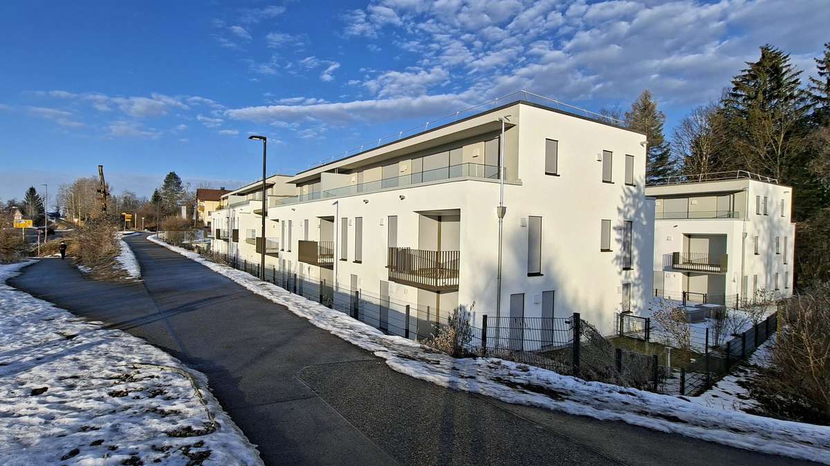 Rätsel um zwei leerstehende Mehrfamilienhäuser nahe München – Jetzt spricht der Eigentümer