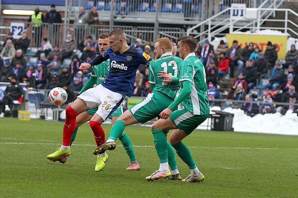 Kein Durchkommen für David Zec (Holstein Kiel) gegen Paul Will, Philipp Ziereis und Felix Higl (Greuther Fürth, v, r. n. l.).