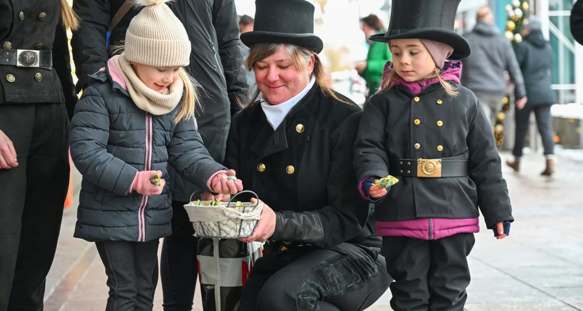 Schornsteinfeger verteilen in Chemnitzer Einkaufscenter gute Laune