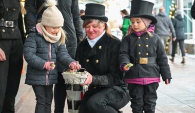 Schornsteinfeger verteilen in Chemnitzer Einkaufscenter gute Laune