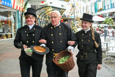 Neujahr Im Glücksrausch: Schornsteinfeger verteilen in Chemnitzer Einkaufscenter gute Laune - Schornsteinfeger im Chemnizt Center wünschen allen Besuchern Glück. Foto rechts Lara Berger, Mitte Rainer Ahnert und links Tina Gräning aus Mittelbach.