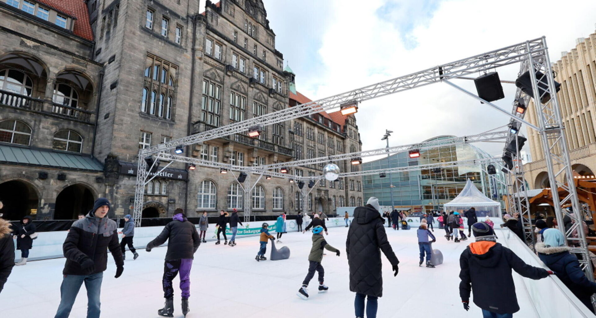 Wann kehrt die Kunststoff-Eisbahn auf den Chemnitzer Neumarkt zurück?