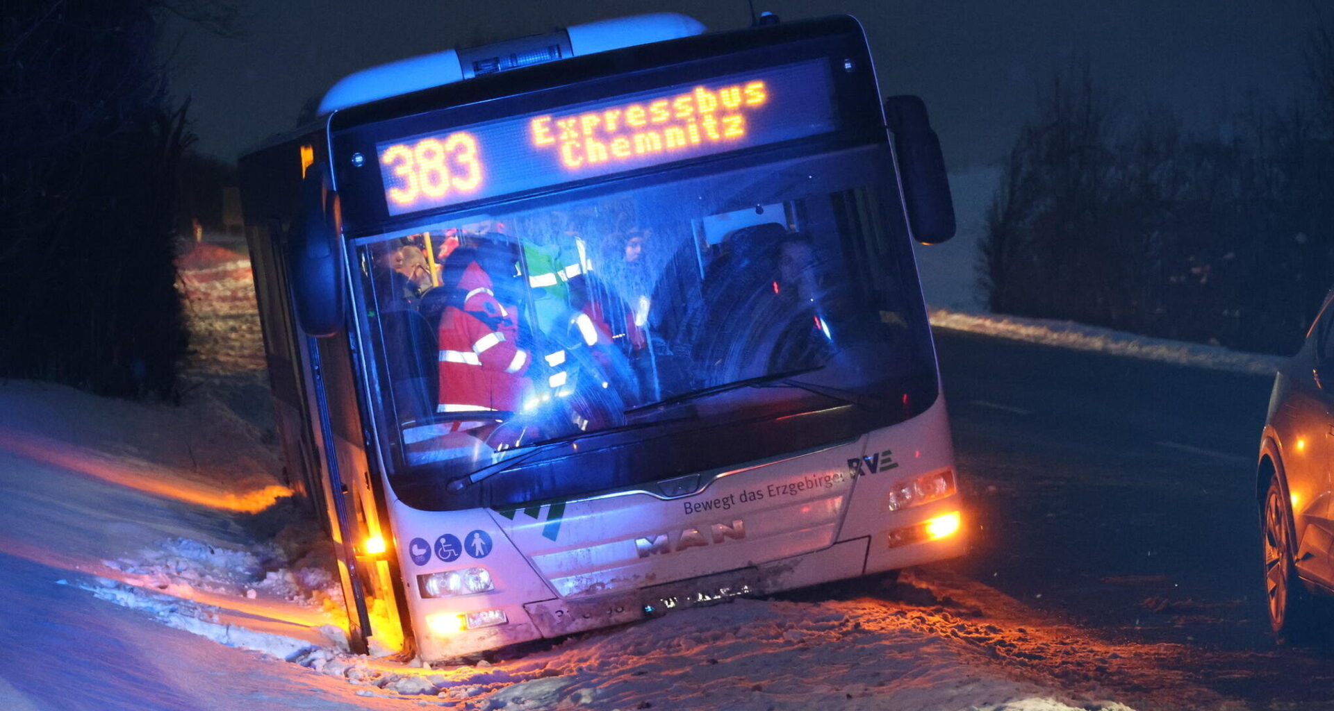 Linienbus rutscht im Erzgebirge in Straßengraben: Autobahnzubringer voll gesperrt