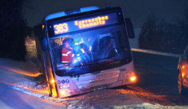 Linienbus rutscht im Erzgebirge in Straßengraben: Autobahnzubringer voll gesperrt
