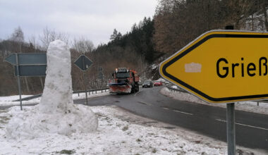Zwei Meter Schnee, viel Gesprächsstoff: Penis-Skulptur ist Drebachs Winter-Aufreger