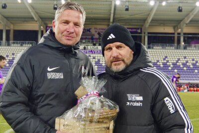 Aues Neu-Sportchef Michael Tarnat überreicht Union-Trainer Steffen Baumgart ein Geburtstagsgeschenk.