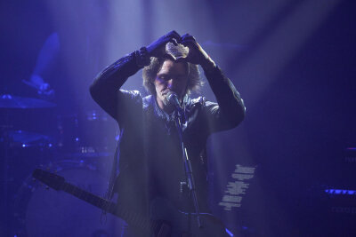 Bochum im April 2025: Ofarim steht mit seinem Programm „Korrektur der Zeit“ auf der Bühne des Musikclubs „Matrix“.