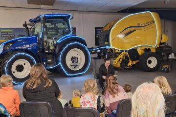 Bevor das Licht ausgeht: Strahlende Kinderaugen und gespitzte Ohren bei Abschluss von „Lichtenau liest“ - Zwischen einem beleuchteten Traktor und landwirtschaftlicher Technik entfaltete sich eine ganz eigene Atmosphäre während der Lesung.