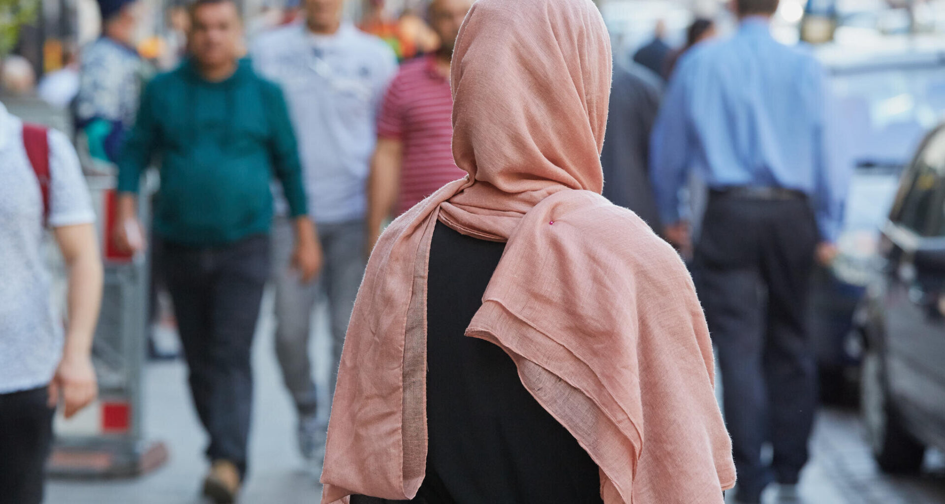 Junge Frau reißt Muslima das Kopftuch vom Kopf